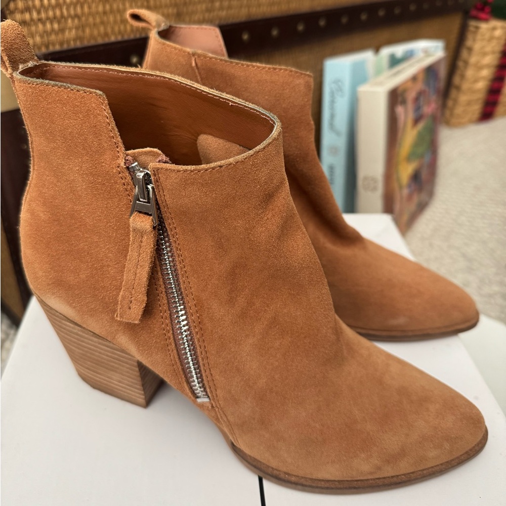 Dolce Vita size 8.5 Tan Suede Ankle Boots